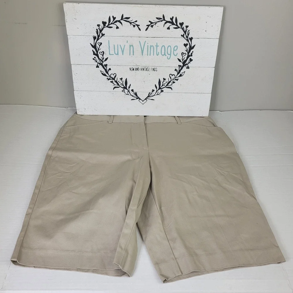 Laura Scott Women's Khaki Bayleaf Shorts Size 16 Flat Front Casual‎ Capri
